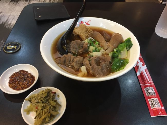 麺は、細麺、太麺、家常麺から選ぶことができる。<br /><br />事前にサンプルも見せてくれる。<br /><br />このあたりに深い造形があるわけではないが、「家常麺」というのが、あまり聞いたことがなかったのでそれにする。<br /><br />麺のタイプとしては、どん兵衛のカップ麺のような感じだろうか。<br /><br />太くて、平べったくて、少し縮れている。<br /><br />あのタイプの麺が好きな人、多いのでは？？<br /><br />お味のほうは、やはりグランプリにふさわしいだけの味。<br /><br />日本には無い味、そして麺だが、まさに日本人の口にピッタリで、<br /><br />「そうそう、これこれ！！！！」<br /><br />って気分になる笑<br /><br /><br />ザーサイやら味噌はセルフサービスで自由に入れられる。<br /><br />途中で味を変えたいならどうぞ。<br /><br />（ただ、入れすぎるとすごく辛いが。。。）<br /><br />