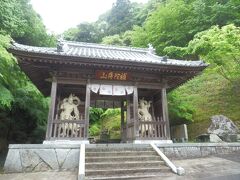 栄福寺から南へ4kmほど，四国88箇所霊場58番札所仙遊寺に移動．
小高い山の山頂近くに位置する．
創建は7世紀中頃天智天皇の勅願によるとされる．
江戸時代には荒廃するも明治に入り再興している．
山号は作礼山．本尊は千手観音．
所在地今治市玉川町別所．境内拝観自由，駐車場あり(\400)．
写真は山門，三間一戸八脚門，入母屋造，本瓦葺．
仁王門を安置．