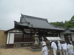 仙遊寺から東へ約7km，四国88箇所霊場59番札所伊予国分寺へ．
8世紀中頃聖武天皇が発した国分寺建立の詔により創建．
藤原純友の乱，源平争乱，南北朝騒乱，長宗我部と数多の被害を受け荒廃．
かつての境内は東に100mほど行った場所で建物の礎石が残る．
山号は金光山．本尊は薬師如来．
所在地今治市国分4丁目．境内拝観自由，駐車場あり(\200)．
写真は1789年建造，入母屋造，桟瓦葺の本堂．多くの遍路さんで賑わう．