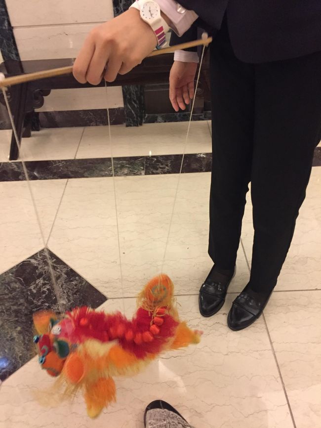 開場は19:30だが、その少し前には到着するようにしよう。<br /><br />とにかく、お客さんに退屈な時間を作らせてはいけない、、という劇場側の配慮がすごく、様々なサービスを受けられるので、それらをすべて受け取るために。。。<br /><br />入るや否や、お茶のサービスがあり、また、係の人が獅子舞のおもちゃでもてなしてくれる。<br /><br />入口には京劇の人形も置かれており、写真撮影も行いたい。<br /><br />もちろんシャッターは係の人が押してくれるので一人旅でも何ら問題ない。<br /><br />