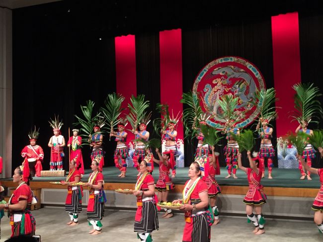 土曜なので二部構成。<br /><br />第一部は京劇というかは、アミ族の伝統舞踊。<br /><br />ちなみにこの演目だと、後半、一部のシーンで、途中でお客さんが何人か呼ばれて一緒に踊りを踊ることができる。<br /><br />声をかけられたい人は席の前のほうに座るか、お客さんを誘いに来るキャストの方にアピールするようにしよう。<br /><br />まあ、勝手に入っても大丈夫だと思うが笑<br /><br />それなりに激しく踊ることになるので体力に自信のない方は注意。。。笑