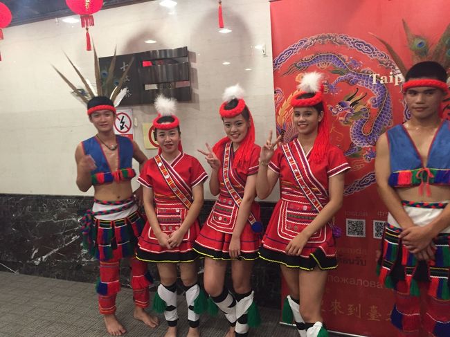 そして休憩時間。<br /><br />キャストと一緒に写真が撮れる。