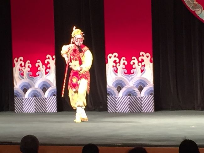 後半は本格的な京劇。<br /><br />西遊記の「無底洞」<br /><br />ちなみにフラッシュを炊かない、動画を撮影しない、という条件で、写真撮影は自由にできる。<br />