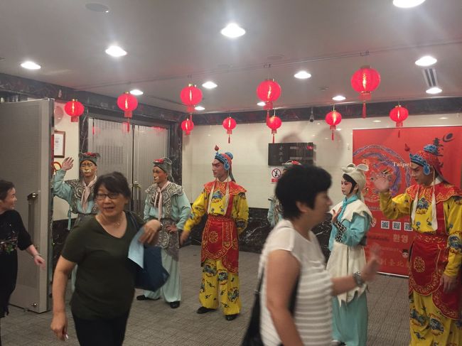演目終了後も、キャストが出迎えてくれて、写真撮影ができる。<br /><br />本当に至れり尽くせりだ。<br /><br /><br />と、個人的には大満足だった。<br /><br /><br />今のところ、そこまで知名度が高くないのが残念。。。というか不思議。<br /><br />（土曜の夜でも席は半分くらいしか埋まっていない）<br /><br />まぁこれ以上人気が出てもチケットが取れなくなるかもしれないが。<br /><br /><br />台湾の夜はみんな夜市などに行くかもしれないが、ぜひその前にタイペイアイにも足を運んでもらいたい。<br /><br />所要時間は19:00-21:00。<br /><br />これから夜市に行っても十分に楽しめるのだから。