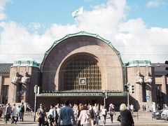 30分ほどで、バスはヘルシンキ中央駅横の広場に到着。

ヘルシンキ中央駅の赤茶色は、フィンランド産の花崗岩によるもの。
かつてのシベリア鉄道の終着駅で、現在もここからロシアに向かう電車が出ています。

ロシアといえば、一度サンクト・ペテルブルクに行ってみたいと思っているのですが、ヘルシンキからの一日ツアーもあるようです。いつか、いつの日か行ってみよう。