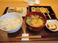 タクシーで駅に戻る。昨日入ったＦＵＭＯＲＯＹＡ　ＣＡＦＥでもう一つ気になっていたメニュー「生麩田楽弁当」を食べて満足。生麩がモチモチでおいしい。