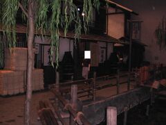 深川江戸資料館(江戸時代の深川の街並みを再現)(船宿の前に猪牙船があります｡)