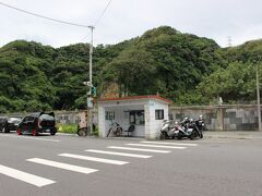 バスは一般道⇒高速道路⇒一般道へと入り、途中基隆の街を抜けて海沿いを
走ります。とても良い眺めでしたが、台風の影響なのか波が物凄く高い！！
朝ごはんを食べつつ、車内の無料ｗｉｆｉに繋いでスマホをいじり、
降りるバス停を間違えないように車窓から風景を眺めていたら、
あっという間に到着！！約１時間の路線バスの旅でした～

写真は“深澳”のバス停。
通りを挟んで、目の前に小さなコンビニがあるくらいで、
人の姿はチラホラ・・・。他に観光客らしき人の姿は見えず・・・。
