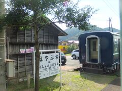 鳥取駅から因美線を走り、途中の郡家駅から若桜鉄道入ります。途中の隼駅。ブルートレインの車両が置かれ、そしてスズキのバイク「ハヤブサ」にちなんでライダーの聖地でもあるらしいです。バイクは正直詳しくないですが。