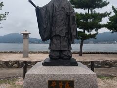 　昨日の夜はよく見えなかったお方にお目にかかれました。

　平清盛。宮島とは切っても切り離せない人です。

　そもそも、平清盛との関係に惹かれて、私はこの宮島に来ることにしたのでした。