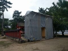 　内陣は後で見学させてもらうとして、私は厳島神社を左手に、浜辺から上がって先へ進みます。宮島のすべてを歩ききることは今回の旅程では無理だろうと思いつつ、一応見ておこうと思った場所へ。

　鳥居は工事中でしたけどね。