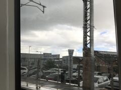 さて、現地時間１５：５０にロンドンに到着した後は荷物受け取りもスムーズで、イミグレもあっという間に通過しました。

早速ヒースローエクスプレスに乗ってロンドンへ。

チケットは事前に家族がネットで購入してくれて、QRコードのeチケットをプリントアウトしてもらいました。

改札などはなく、空港の到着ロビーから直接ホームへ行って電車に乗りこみます。

電車が動き出すと係員さんがチケットの検札にやって来ます。

ロンドンの地下鉄（チューブ）に乗っても１時間ほどなのですが、ヒースローエクスプレスだとパディントン駅まで１５分で行けるのです☆

ロンドンの街は雨模様です。。。