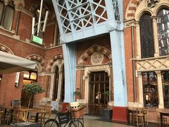 ホテルのロビーはこのブッキングオフィスというバー＆レストランを抜けたところにあります。

正面入り口は別にあって、そちらはもちろんロビーに直結しているのですが、セントパンクラス駅に着いたらこのブッキングオフィス側から入るのが妥当。

でもレストランを通らないとホテルにたどり着けないなんて、家族が先にチェックインしてたからこそわかること。

迎えに来てくれた家族に感謝です♪(´ε｀ )