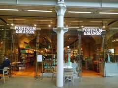 セントパンクラス駅構内に戻って来ました。

こちらのフォートナム&メイソンは初めての支店だそう。

左手側はちょっとしたカフェスペースになっていて、アフタヌーンティーも出来るようでした。