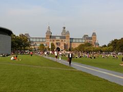 アムステルダム国立美術館前の広場へ。
今日は外から見るだけ。