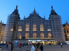 アムステルダム中央駅はあいにく工事中。