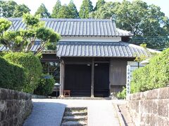 この武家屋敷通には、明治時代の小村寿太郎の生家が移築されて残っています。
ただ、中に入ることはできず、家の外から見るだけでした。
