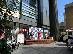 ラグランドカリスを出てまるごと日本まで来たら、前でなにやら北海道の展示？やってました。

やーれんそーらんそーらんそーらんそーらんそーらん♪

我が子は我々の食事が終わり、店から出てもまだ寝ていましたが(なんてお利口さんなのかしら！)、この歌を聞いて目が覚めたようです。

せっかくなので、丸ごと日本で子どものランチを食べさせました。