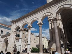 青銅の門から入って、お土産屋さんが並ぶ通りを通り抜けた先にある広場【ペリスティル】。

ディオクレディアヌス宮殿は、3世紀末～4世紀初めのローマ皇帝・ディオクレディアヌス帝が305年頃から住まいにしていただけあって、ローマ風の柱があることにも納得。