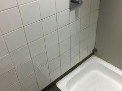 空港にはトイレの真横にシャワーがあります。
アメニティもタオルもないけど、トランジットにはかなり役立つ。
34番ゲートの地下に。。。

詳細はブログにて
http://blog.livedoor.jp/aiko97/archives/52503212.html
