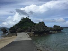平安座島からつながるもう一つの島、浜比嘉島。
