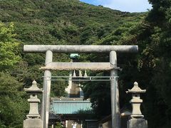 高い高い階段の上にある洲崎神社。
毎回、気になっていましたが、今日は時間に余裕があるのでお参りします。