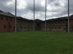 次に向ったのは旅順日露刑務所址。
グレーの部分は最初にロシアが建てた建物で、れんが色は日本が建てた建物
。はっきりと分かれているがくっついている。
牢獄の中も見学できるようになっている。



