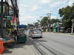 ニマンヘンミン通り

商店や飲食店がちらほら

とにかく日差しを遮る木陰もないので　暑い！！