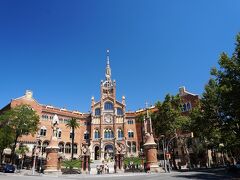 サグラダ・ファミリアから徒歩数分でサン・パウ病院に到着。
カタルーニャ音楽堂と同じモンタネール建築。