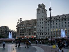 一旦ホテルで休憩後、ライトアップを見るために出発。
途中、立ち寄ったカタルーニャ広場。
