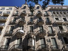 カサ・カルベ。
こちらも繊維会社社長のカルベ邸。
一般公開されていないため外観のみ。
違法建築にもかかわらずバルセロナ市の第1回建築年間賞を受賞。
凄まじい政治力。
