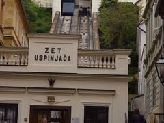 イェラチッチ総督広場からイリツァ通りを通って、ウスピニャチャと呼ばれる、長さ66mの世界有数の短い交通機関の一つ

もちろん、上りのみ試しに乗ってみた～

ダウンタウンとアッパータウンを結んでいて、標高30.5mを30秒で移動していく。横に階段もあるので、階段を上っている人もいます。料金は片道4Kn（1Knは約16円）