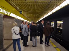 今日の目的地へは最寄り駅のミラノ・チェントラーレ駅から地下鉄M3線に乗って…