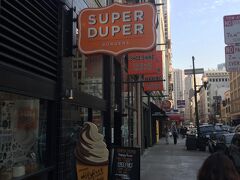 ユニオンスクエア周辺をぶらぶらしながら、ホテルへと向かう。途中行ってみたかったSUPER DUPERを発見したので入ってみることに。