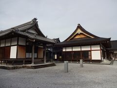 　新東名の高速道路がそびえ立つその横に、大きなお寺があり、鳥居強右衛門の墓はそのお寺の境内にあった。