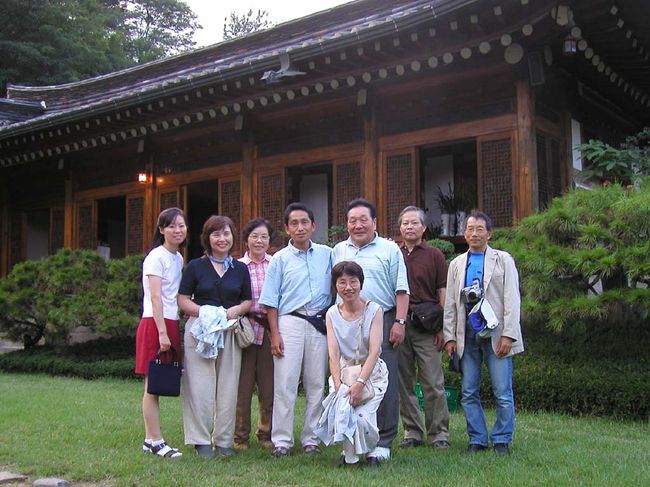 U氏とは数年ぶりの再会。ご夫妻と父上とで両班（貴族）の家を利用した料亭（長春）で食事をごちそうになる。