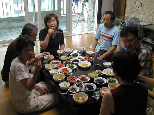 奥さんの手作りの朝食を皆でいただく。