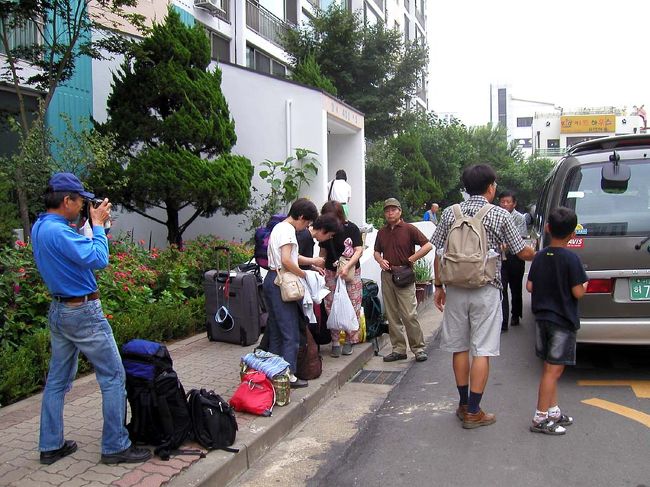運転手付きのレンタカーで出発。