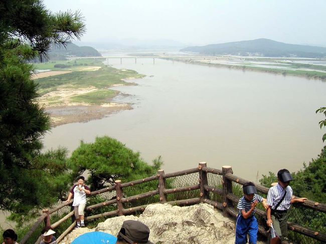 新羅に攻められた百済の貴族や宮女たちがここから、下の白馬江へ身を投げたとか。