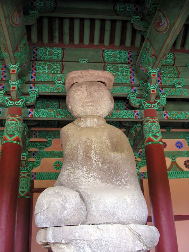 中の仏像、素朴で味がある