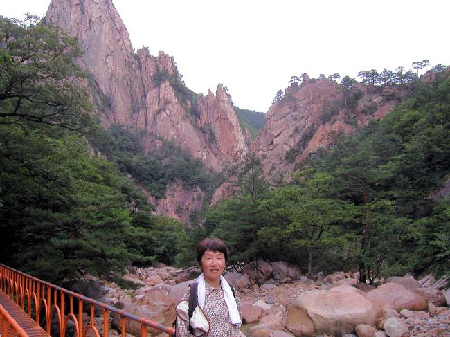 ずっと桟道や梯子が付けられている。