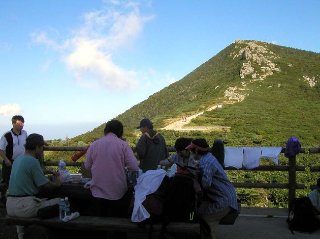 大青峰を眺めながら中青待避所（山小屋）のテラスで夕食。