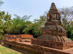 山の頂上から市街地まで一気に下り、さらに南東方面へと大通りを爆走しラーンナー・タイ王国の都だったウィアン・クム・カーム遺跡へ行きます。

ウィアン・クム・カーム遺跡に到着......う～～ん、何かしょぼい。

ここの遺跡は東西約８ｋｍ・南北約６ｋｍ内に点在しているのですが、残存している寺院が４つで残り２１は寺院跡（１１は修復中）で何処が何処なのか分かりづらい。(^◇^;)

この遺跡場所は住宅が密集していて、見つけるのが大変で残りは諦めました。(´▽｀*)ｱﾊﾊ 
