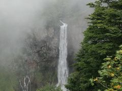 霧の中の華厳の滝。幻想的でこれはこれで良し！