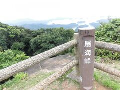 翌日はツアーではなく、根性でバスで「展海峰」へ向かいます。
土日だと「市営バス一日乗車券」でカバーできるのでお得なのですが、
この日は平日であったことから、通常の乗車です。

佐世保から一時間で到着しますが、便数が限られており、
折り返し運転のため、
佐世保に戻るバスが来るまでかなり時間つぶししましたが、
観光客がほとんどいないため、展望台をほぼ独り占めです。