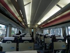 3連休を週末に迎えた週に電車の予約をしようとすると
すでに結構埋まっていました
なので友人とは並び席ではなく前後席にして予約したのですが
実際乗ってみると、台風接近の影響でキャンセルした人が多かったのか
座席に座る人がいなかったので、並び席で甲府まで向かいました
1時間半ぐらいの距離は日常をほどよく離れつつも疲れない距離です