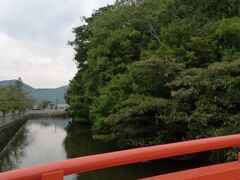 武田神社に程なく到着
駅から一本道みたいです
なんだか武田神社へ続くどどーんとした参道みたい
神格化されてたのかな