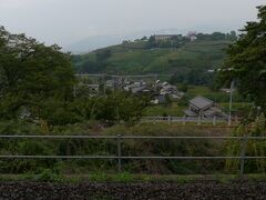 勝沼ぶどう郷駅に到着！

これから丘の上に見えるぶどうの丘まで歩きます
徒歩20分とありましたが、結構な丘の上では？
疲れるかな～？

勝沼ぶどう郷駅周辺にはほとんどお土産屋がないので、甲府駅でお土産やぶどうを買っておくといいかもしれません