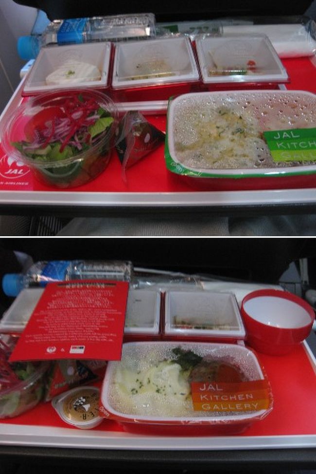 機内食。お腹いっぱいだったけど何とか完食しました。<br />メインは上：マイルドエビチリ、下：ハンバーグ<br />個人的にはタコポテトサラダ　バーニャカウダーソースが一番美味しかった。<br />行きの飛行機はまあまあだったけど帰りはダメ。