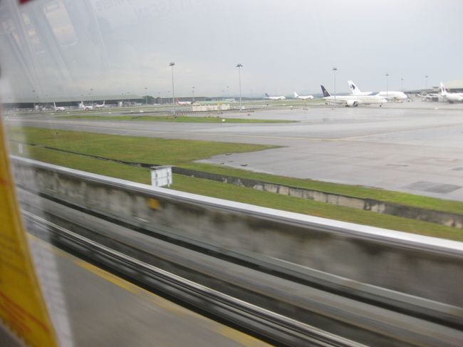 メインターミナルまでかなりの距離がありました。<br />入国審査は18時15分に並んで18時35分に終了です。<br />20分間並びました。